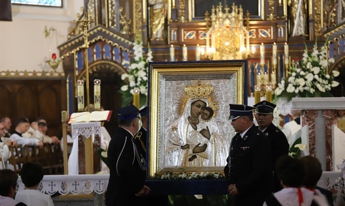 Obraz Matki Bożej Budzowskiej został ukoronowany koronami biskupimi