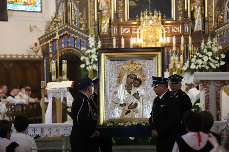 Obraz Matki Bożej Budzowskiej został ukoronowany koronami biskupimi