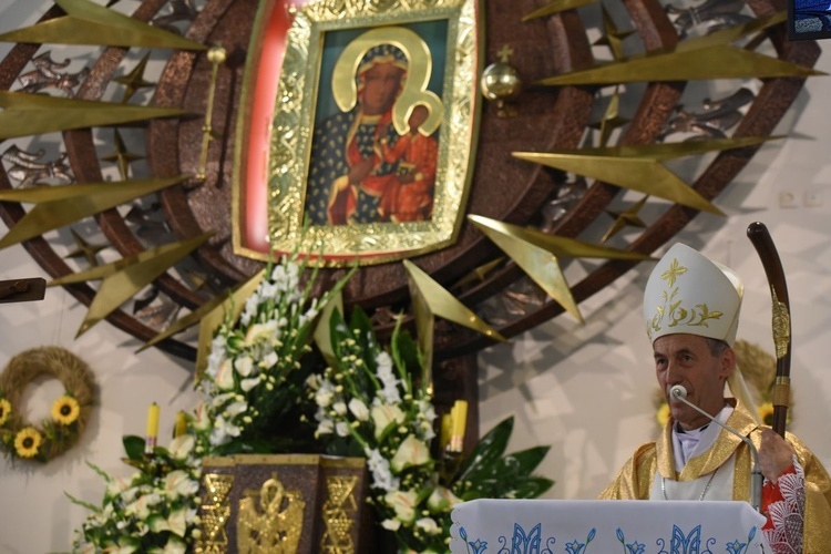 Bp Salaterski przypomniał o swoich związkach z parafią w Leszczynie.