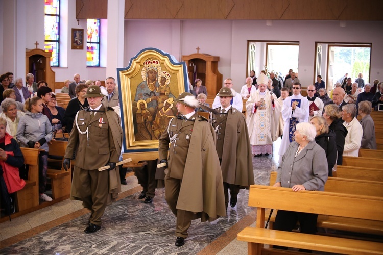 Nałożenie koron na obraz Matki Bożej Pocieszenia.