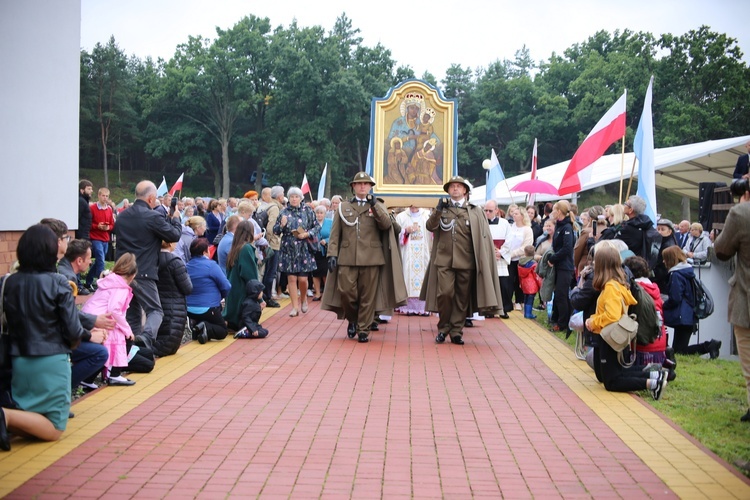 Nałożenie koron na obraz Matki Bożej Pocieszenia.