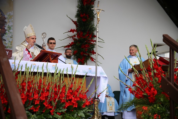 Nałożenie koron na obraz Matki Bożej Pocieszenia.