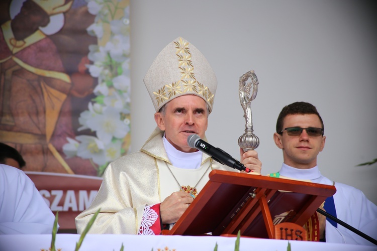 Nałożenie koron na obraz Matki Bożej Pocieszenia.