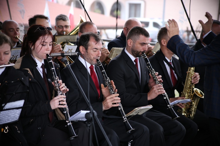 Nałożenie koron na obraz Matki Bożej Pocieszenia.