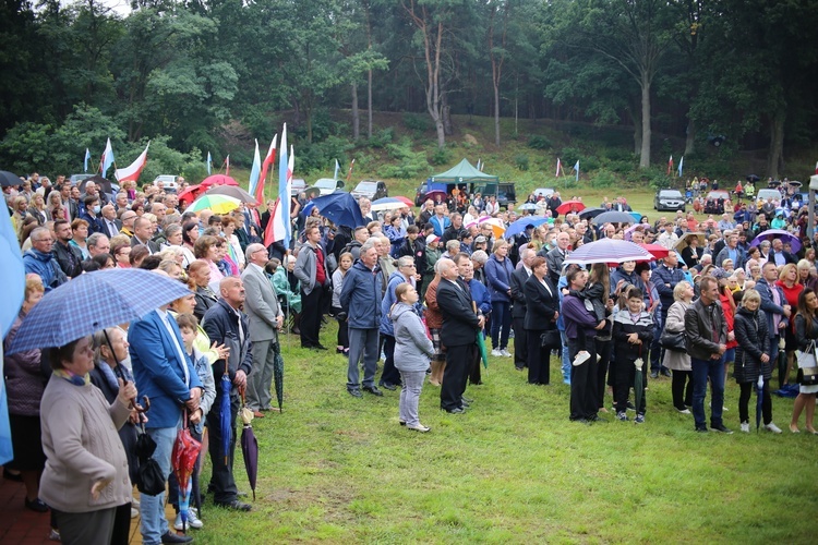 Nałożenie koron na obraz Matki Bożej Pocieszenia.