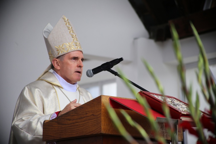 Nałożenie koron na obraz Matki Bożej Pocieszenia.