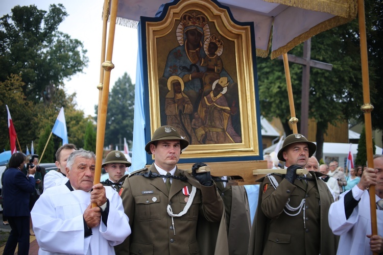 Nałożenie koron na obraz Matki Bożej Pocieszenia.