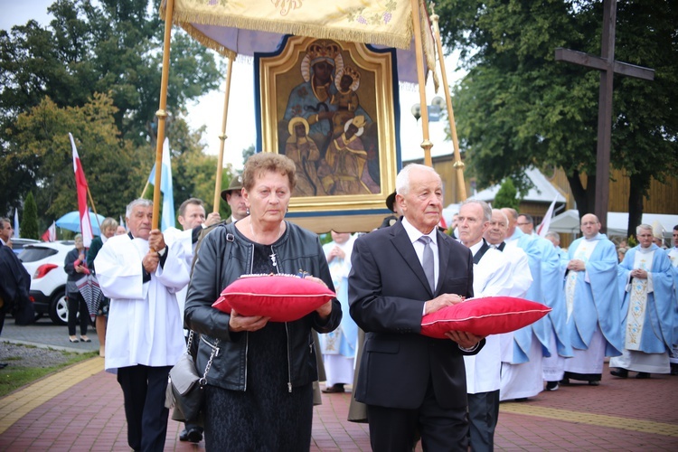 Nałożenie koron na obraz Matki Bożej Pocieszenia.