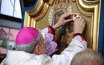 Nałożenie koron na obraz Matki Bożej Pocieszenia.