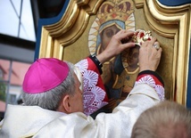 Nałożenie koron na obraz Matki Bożej Pocieszenia.