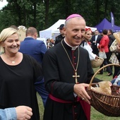 Obrzęd dzielenia się chlebem. Ilona Jaroszek i bp Marek Solarczyk.