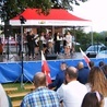 Koncert pieśni patriotycznych w wykonaniu młodych z KSM w Szczawie.