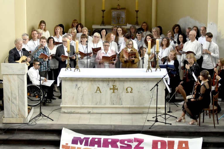 W ramach finału organizatorzy zorganizowali adorację Najświętszego Sakramentu z uwielbieniem.