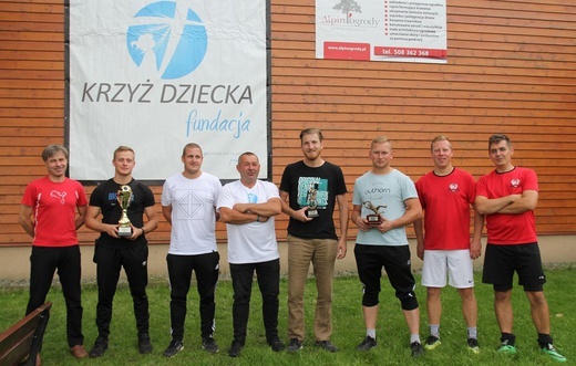 Sportowa pomoc z Fundacją Krzyż Dziecka w Pisarzowicach