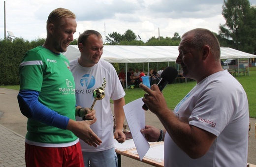 Sportowa pomoc z Fundacją Krzyż Dziecka w Pisarzowicach