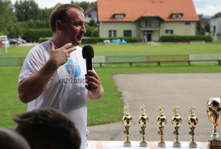 Sportowa pomoc z Fundacją Krzyż Dziecka w Pisarzowicach