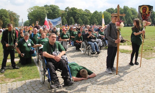 "Dzieci Serc" z Radziechów jako pierwsze weszły na Wały Jasnogórskie.