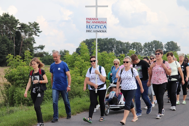 IV Pielgrzymka z Łęczycy do Świnic Warckich przebiegała pod hasłem: "Rodzina Bogiem silna".