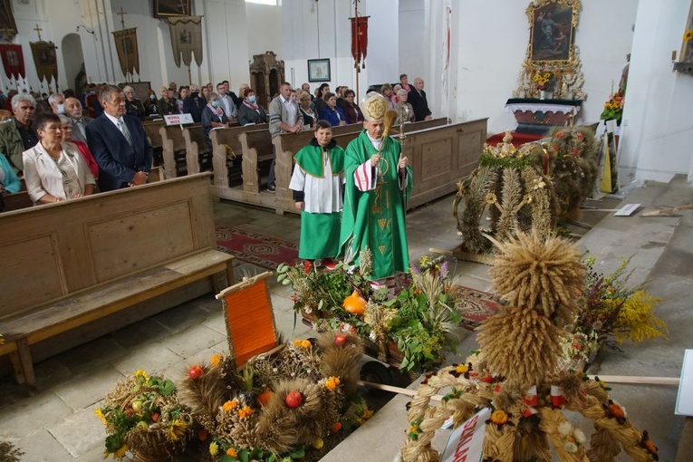 Biskup poświęcił przygotowane przez rolników wieńce.