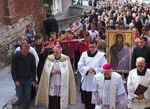 	Przemarsz rynkiem Starego Miasta. 