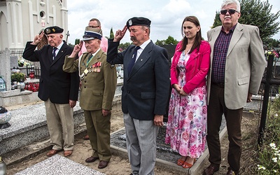 	Przedstawiciele ZŻWP i władz gminy złożyli kwiaty na grobie nieznanego bohatera.