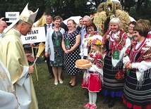 Dożynkowe wieńce  i chleby poświęcił biskup radomski.