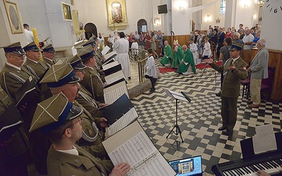 	Podczas Eucharystii, której przewodniczył bp Piotr Turzyński, zaśpiewał wojskowy chór.