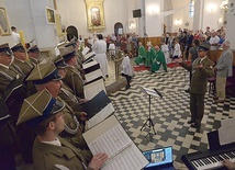 	Podczas Eucharystii, której przewodniczył bp Piotr Turzyński, zaśpiewał wojskowy chór.