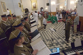 	Podczas Eucharystii, której przewodniczył bp Piotr Turzyński, zaśpiewał wojskowy chór.