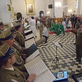 	Podczas Eucharystii, której przewodniczył bp Piotr Turzyński, zaśpiewał wojskowy chór.