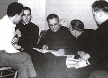 	Wiosna 1972 roku. Narada moderatorów. Od lewej księża: Kazimierz Kapusta, Kazimierz Mąkosa, Wiesław Wilk, Adam Nowak i Kazimierz Mazur.