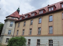 	Budowa trwała zaledwie dwa lata, a pierwszym przeznaczeniem obiektu była katolicka Szkoła Gospodarstwa Domowego z internatem dla dziewcząt.