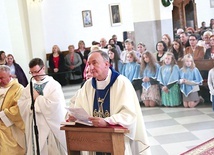 	Po Mszy św. ordynariusz z wiernymi modlił się  przed cudownym obrazem Matki Bożej.