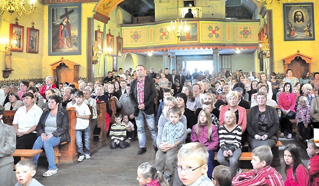 	Wierni z Ochotnicy Dolnej na niedzielnej Mszy św. 9 lat temu. Nadal jest w nim ciasno, dlatego budują nowy kościół pw. bł. kard. Stefana Wyszyńskiego.