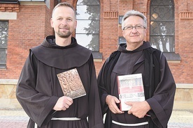 	O. Stanisław Narcyz Klimas (z prawej) i o. Tomasz Franciszek Dubiel służą w ojczyźnie Jezusa.