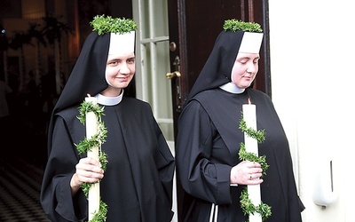 ◄	Siostra Faustyna (z lewej) i siostra Antonina podczas uroczystości.