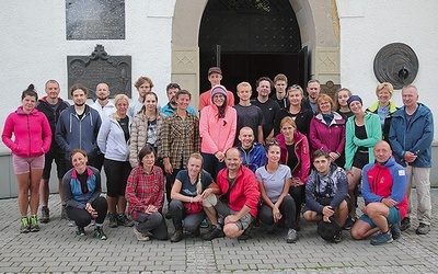 ▲	Górscy pielgrzymi z Bielska-Białej u celu  – w drzwiach sanktuarium Gaździny Podhala.