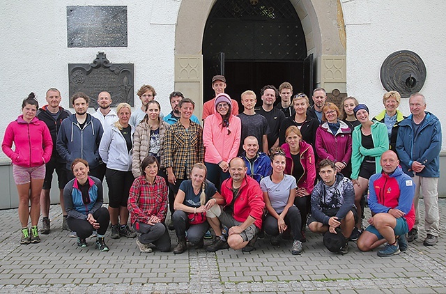 ▲	Górscy pielgrzymi z Bielska-Białej u celu  – w drzwiach sanktuarium Gaździny Podhala.