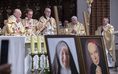 	„Jesteście dla wszystkich!  Dla przyjaciół  i dla nieprzyjaciół Bożych!”  – mówił do nowych kapłanów Prymas Tysiąclecia. Teraz oni dziękowali przy jego sarkofagu, modląc się o obfite owoce beatyfikacji.