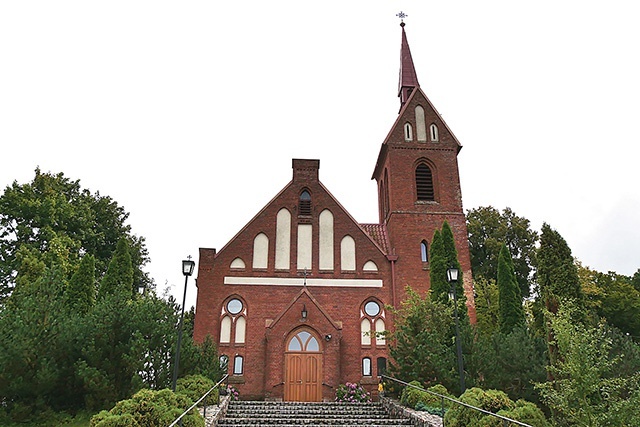 ▼	Ceglany kościół zbudowany jest w stylu neogotyckim.