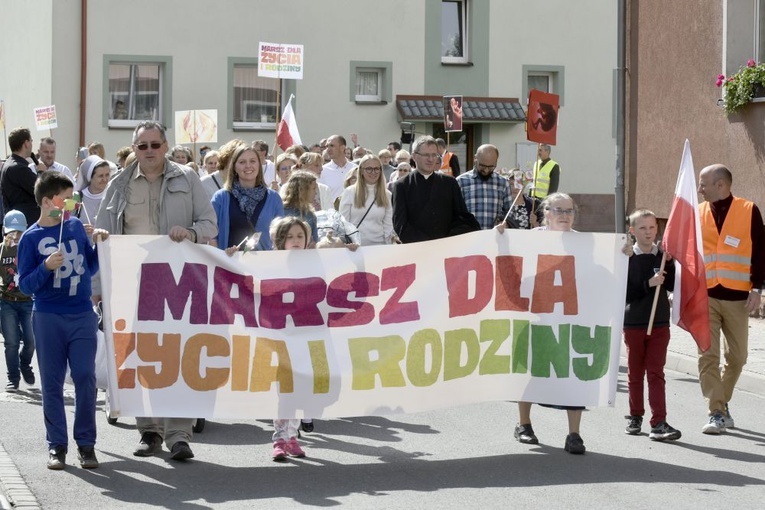 Orszak w obronie życia i rodziny przeszedł z deptaku przy ul. Teatralnej do kościoła pw. Bożego Ciała.