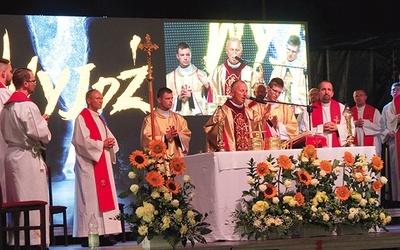▲	Mszy św. inaugurującej wydarzenie przewodniczył bp Marek Solarczyk, przewodniczący  Rady ds. Duszpasterstwa Młodzieży KEP.