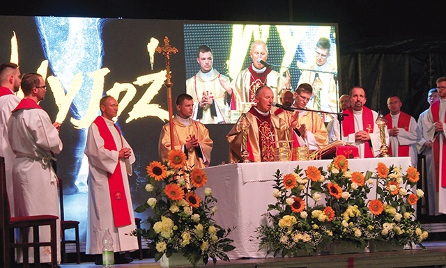 ▲	Mszy św. inaugurującej wydarzenie przewodniczył bp Marek Solarczyk, przewodniczący  Rady ds. Duszpasterstwa Młodzieży KEP.