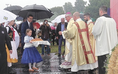 ▲	Premier Mateusz Morawiecki wspólnie z dziećmi przyniósł do ołtarza dary ofiarne.