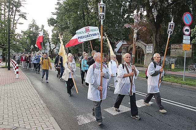 Chorągwie, sztandary, dźwięk bębna, jaki towarzyszy przejściu – to niepowtarzalna oprawa tego szlaku.