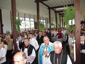 Jedno z archiwalnych zdjęć z parafii Matki Bożej Fatimskiej w Ciechanowie – jeszcze w tymczasowej kaplicy w 2004 r. bp Roman Marcinkowski odbywa wizytację kanoniczną.