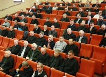 Liczni kapłani uczestniczą w wykładach.