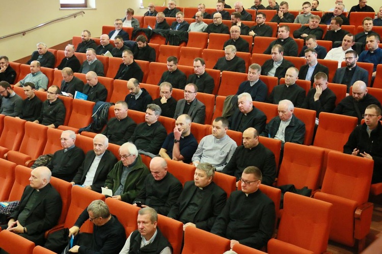 Liczni kapłani uczestniczą w wykładach.