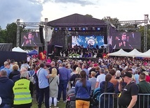 Scena nie zdołała pomieść wszystkich występujących.