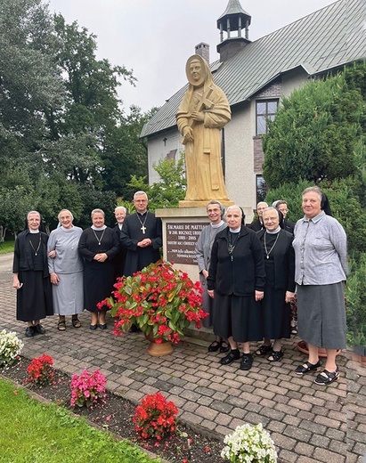 Bp Andrzej Siemieniewski wśród bolesławieckich zakonnic.